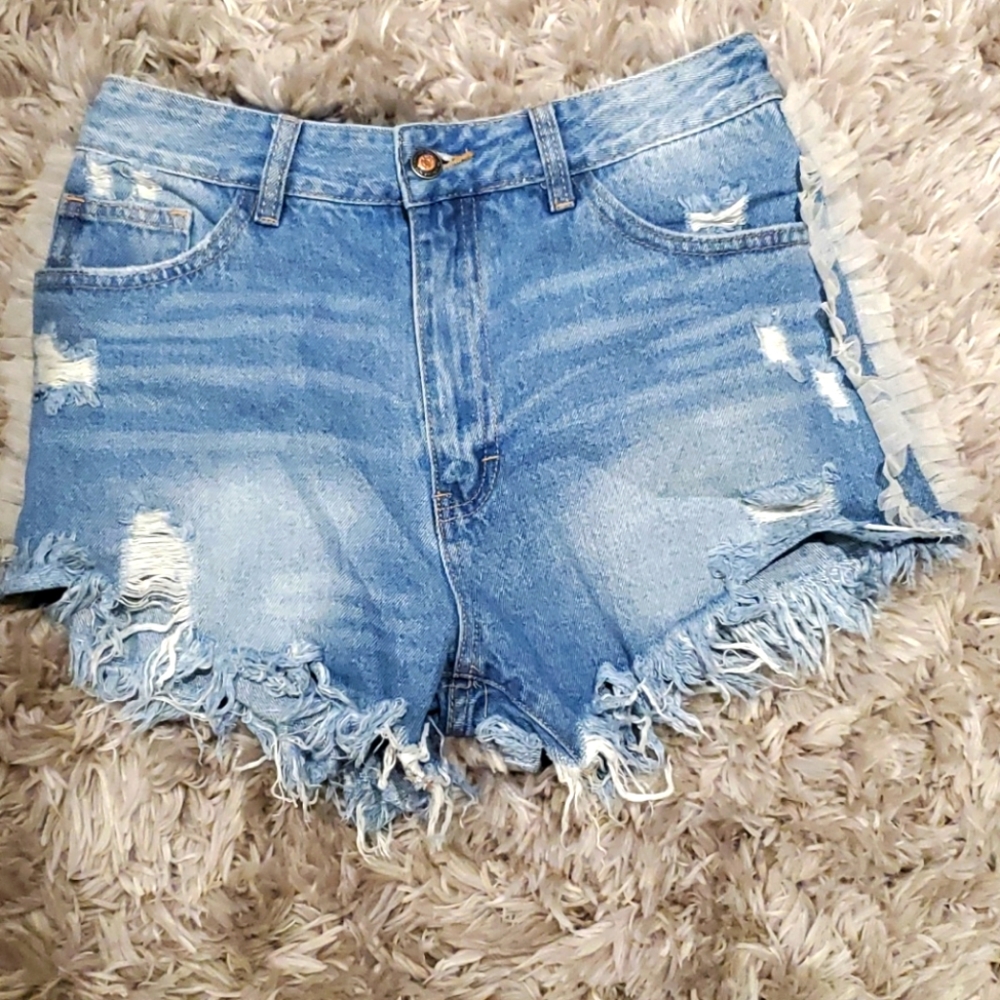 Distresses light blue jeans